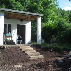 fertige Treppe und Beet